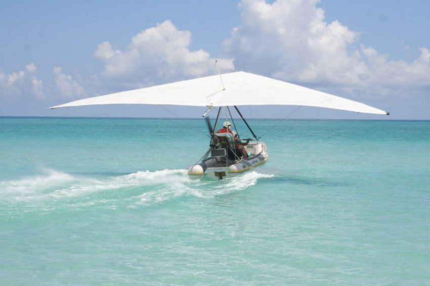 El Polaris se pueda abordar en la orilla y luego se desliza como un bote sobre el agua hasta alcanzar la velocidad de irse al aire