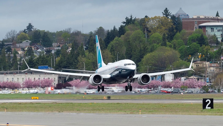 En B-737MAX se dispone a aterrizar luego de realizar el vuelo número 120 donde se realizaron pruebas del funcionamiento del MCAS. Con este vuelo Boeing alega haberse resuelto los problemas relacionados con el software del MCAS y se espera la certificación de la FAA.