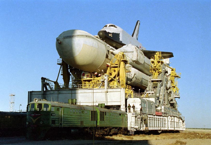 El complejo Buran/Energía es trasladado hacia la posición de lanzamiento en Baikonur