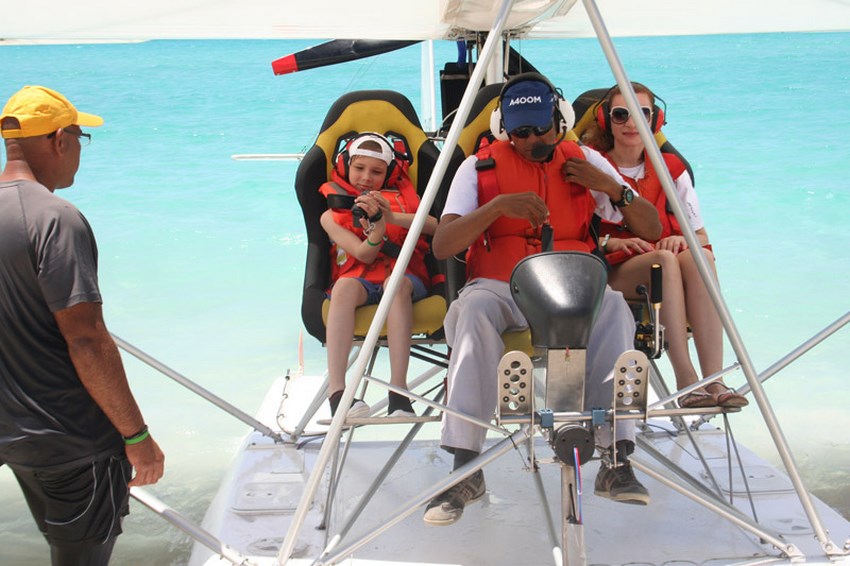 En Varadero, preparando un vuelo promocional a cargo de uno de los instructores del CAC