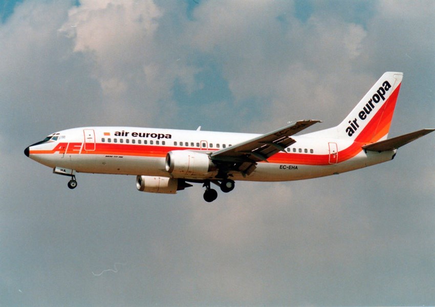 En B-737-300 de la recién creada Air Europa en noviembre de 1986, se puede apreciar la misma librea de la desaparecida Air Europe pero con cambios en el nombre, la bandera y matricula españolas.