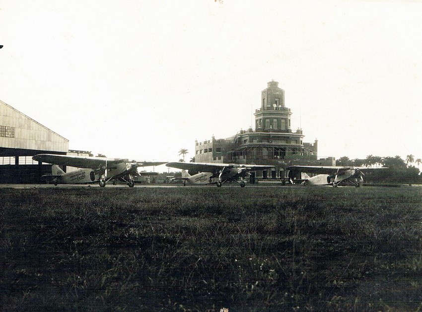 Tres Ford Trimotor frente al hangar y edificio de la terminal del Aeropuerto de Rancho Boyeros. En este lugar se ubica la actual Terminal Nº 1.