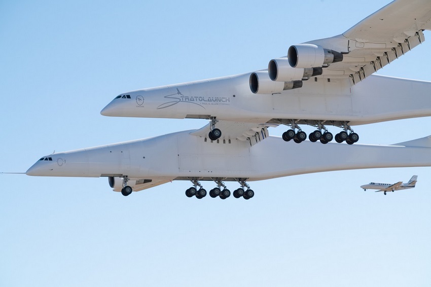 En vuelo el Stratolaunch “ROC” fue acompañado de un pequeño jet de observación