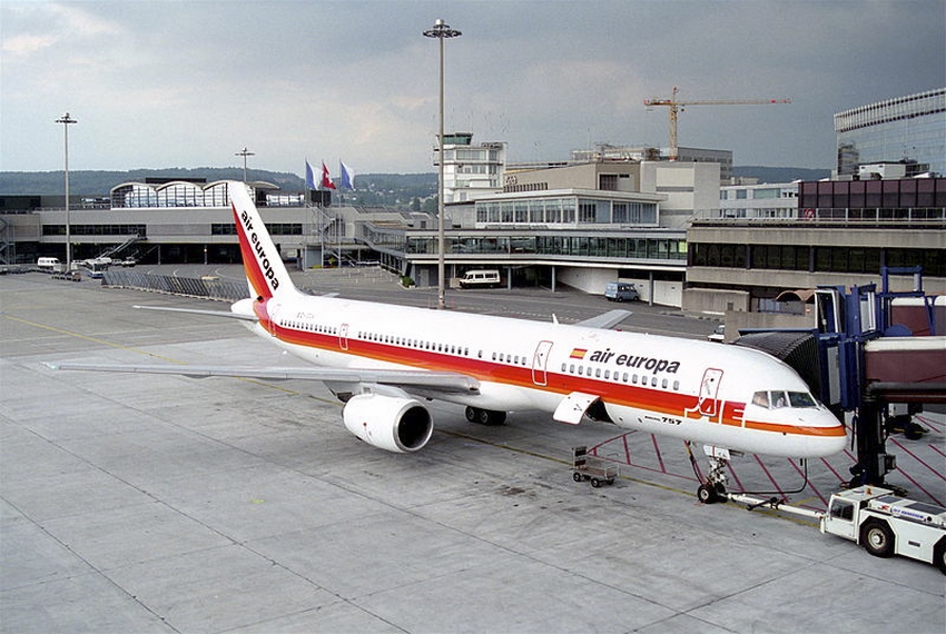 Un B-757-200 de Air Europa utilizado en vuelos de medio y largo recorrido, manteniendo la librea inicial de la compañía