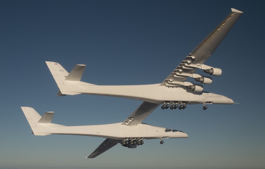 Otra vista del Stratolaunch “ROC” que realizó el vuelo con sus trenes de aterrizaje desplegados (en total 28 ruedas)