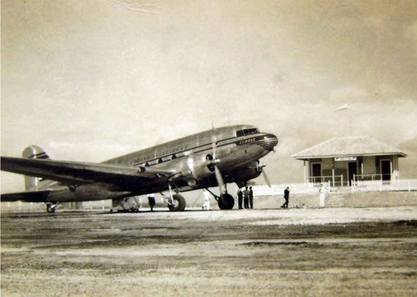 En 1945 Cubana adquiere los primeros DC-3 que asumieron las rutas nacionales e inauguraron la primera ruta regular La Habana-Miami. En la foto, un DC-3 en el aeropuerto de Preston.