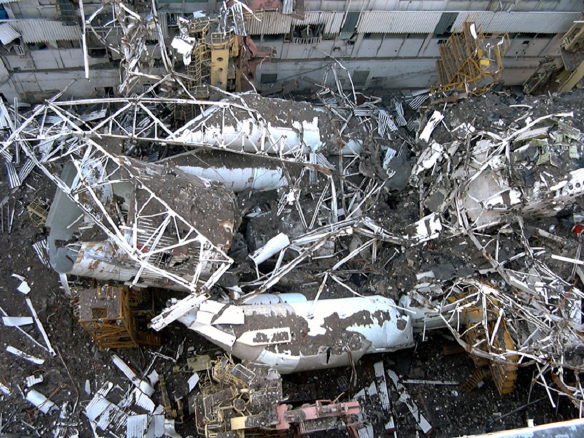 El complejo Buran/Energía bajo los escombros del techo del hangar que se derrumbó