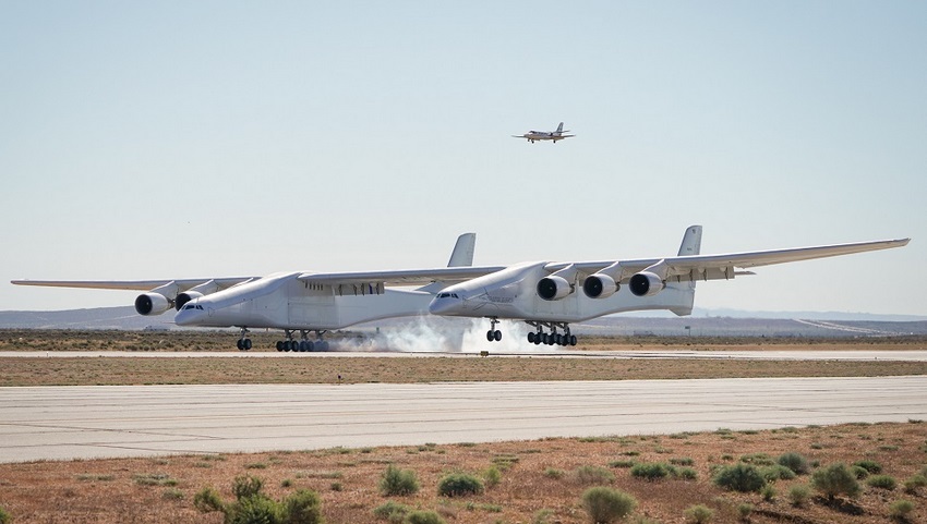 Concluido su primer vuelo, el “ROC” posa sus trenes sobre la pista del Mojave Air and Space Port