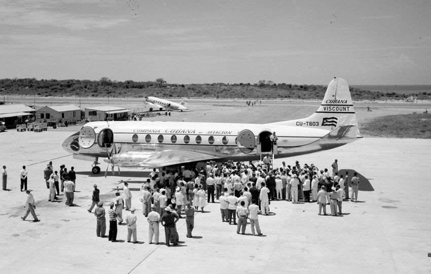 Un Vickers Viscount Serie 755 en su primer vuelo al recién inaugurado aeropuerto Antonio Maceo de Santiago de Cuba en abril de 1956.