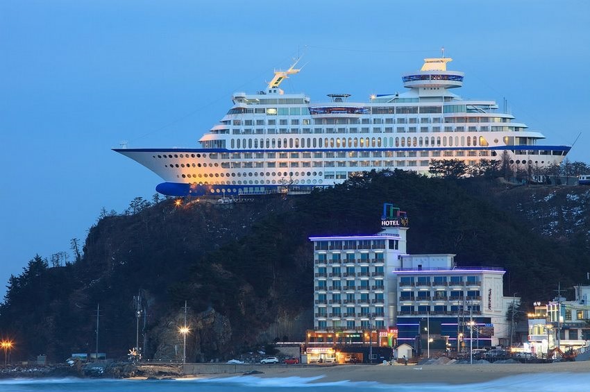 Sun Cruise Resort & Yacht sobre el acantilado