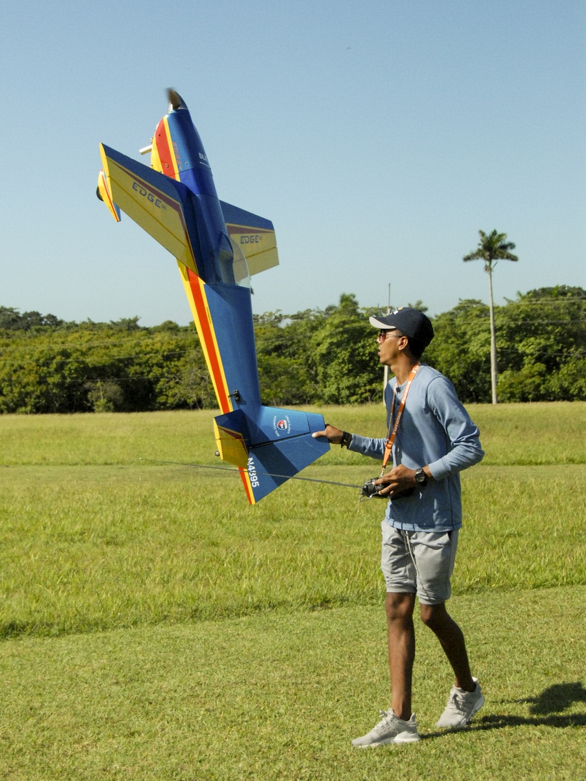 Misael López Presidente  de Federación de Aeromodelismo volando su prototipo