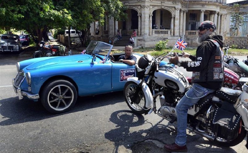 Caravana de autos britanicos en la habana