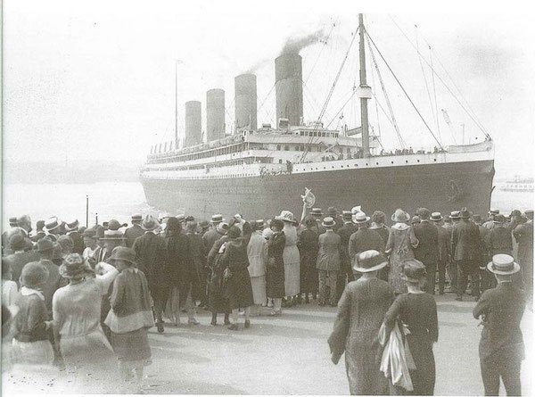 transatlántico Titanic sale del puerto de Southampton 