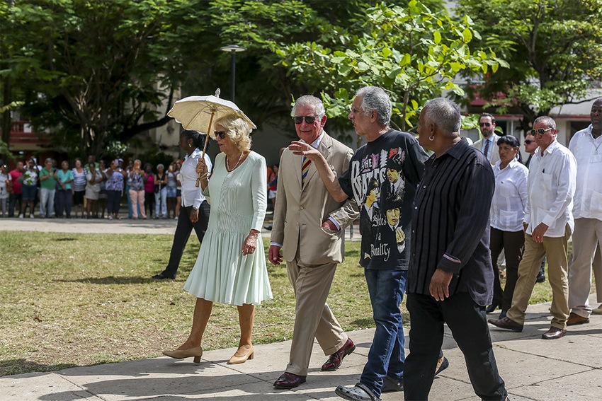 Príncipe Carlos y su esposa Camila junto a Guille Vilar en el Parque Lennon