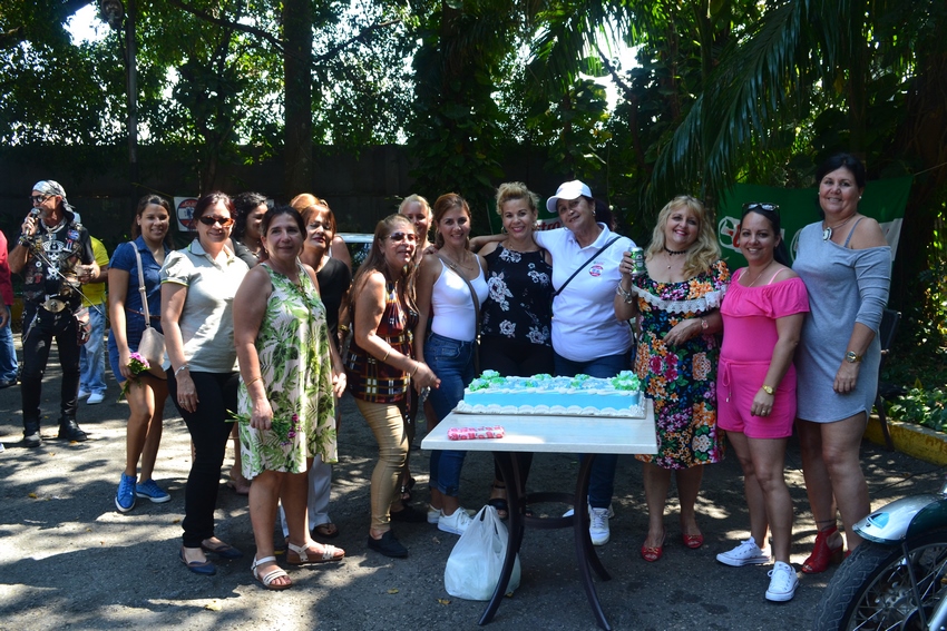 Foto de todas las mujeres del evento en Tropicana del Club A lo Cubano