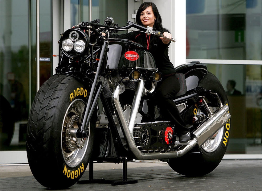 Motocicleta mujer sobre la Gunbus 410, la moto más grande del mundo