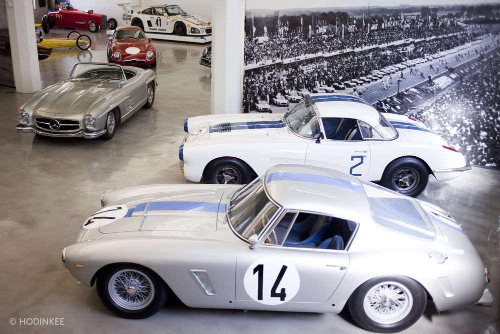 Autos de carrera en el garaje-museo-móvil
