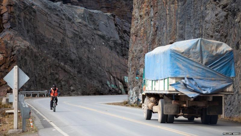 Camino de la Muerte, la carretera que te obliga a conducir al revés