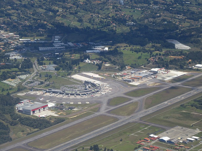 primer aterrizaje de avión en el Aeropuerto Internacional José María Córdova