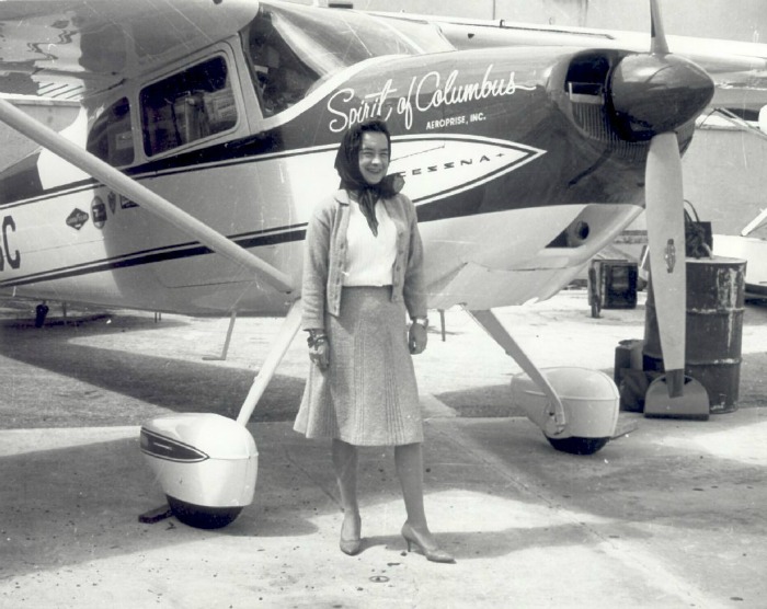primera mujer en dar la vuelta al mundo por el aire