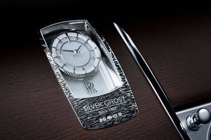 Uno de los relojes de plata que vienen dentro de los coches de la colección Silver Ghost.