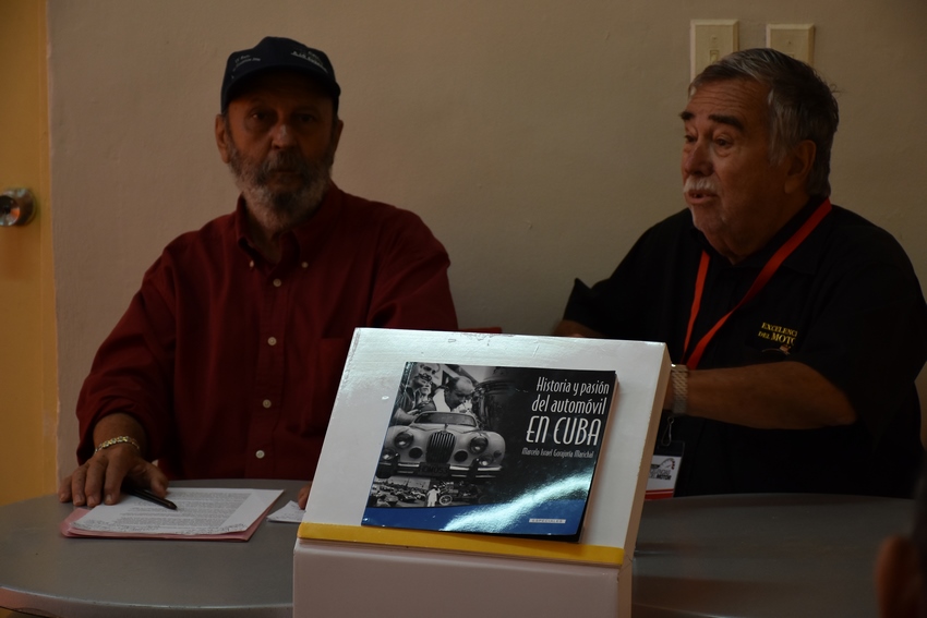 Marcelo Israel Gorajuría Marichal  presentando su libro en el II Salón Excelencias del Motor