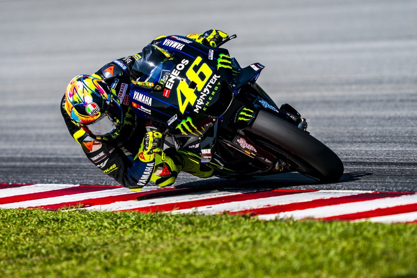 Valentino Rossi con su moto yamaha