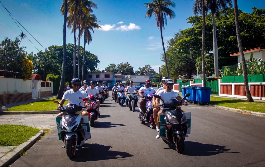 Club Motos Eléctricas Cuba arribando a la playa