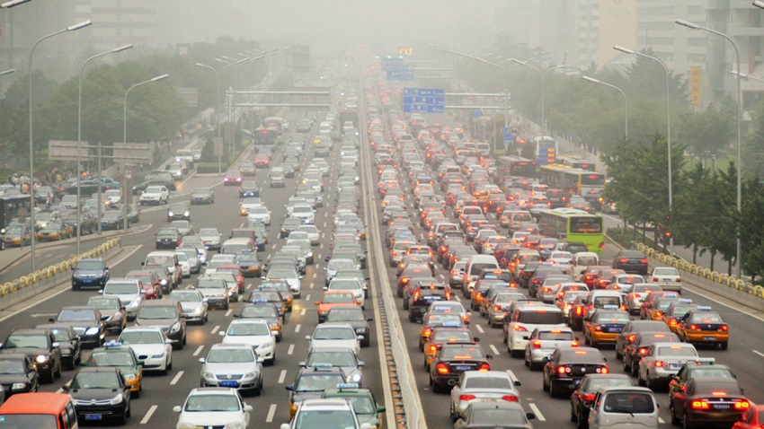 Muchos automóviles en las autopistas