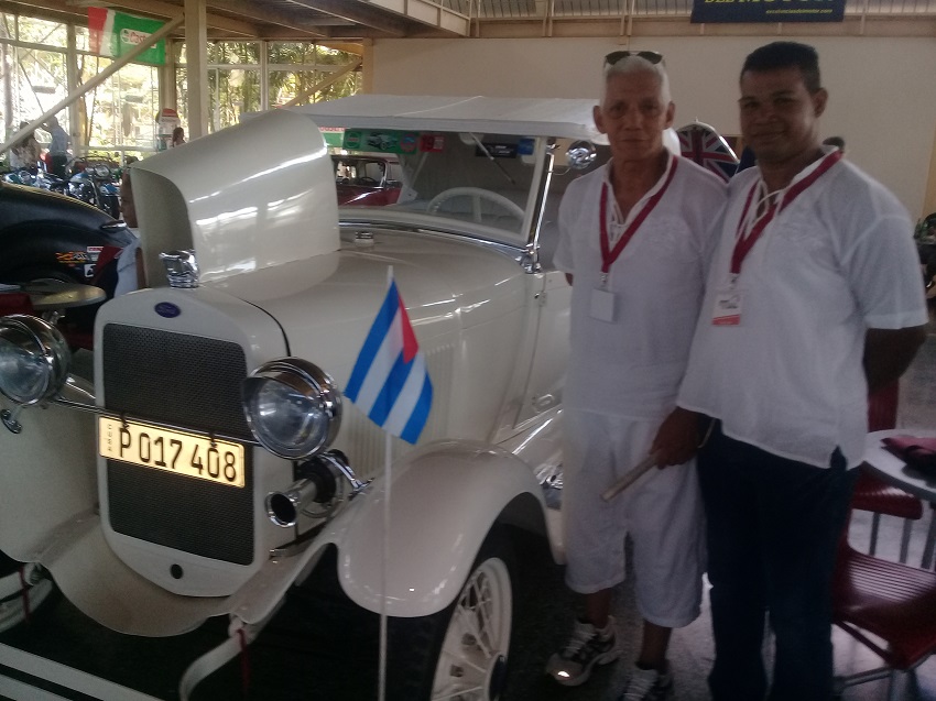 Josué y su papá junto a su gran tesoro familiar en el II Salón Excelencias del Motor