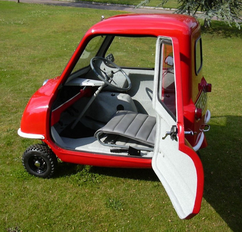 Peel P50, vista lateral, con la puerta abierta del auto más pequeño del mundo