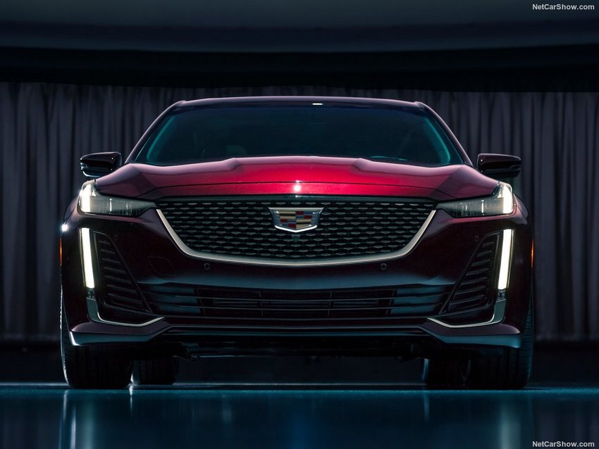 Cadillac CT5 2020, frente