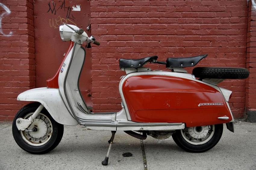 Lambretta roja, vista lateral