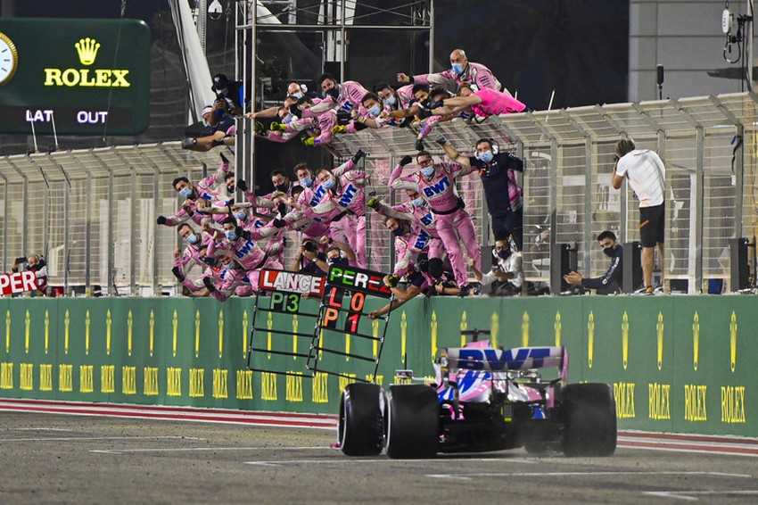 Formula 1: El Racing Point Mercedes cruza la meta y su equipo festeja.