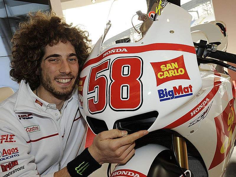 Nace Marco Simoncelli, un piloto italiano de motociclismo de velocidad.