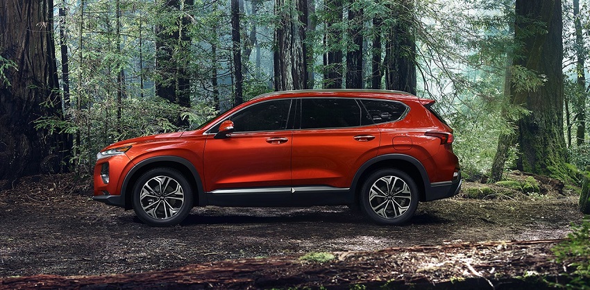 Nuevo Hyundai Santa Fe rojo en el bosque