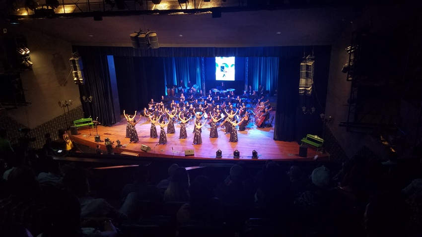 Bailarines de Danza Contemporánea en los Premios Excelencias 2018