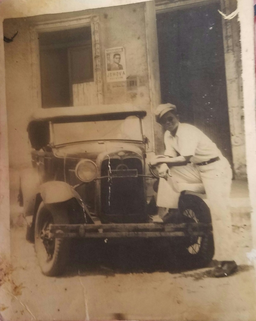 Una foto del abuelo de Josué Cabrera García con el Ford que tuvo que vender