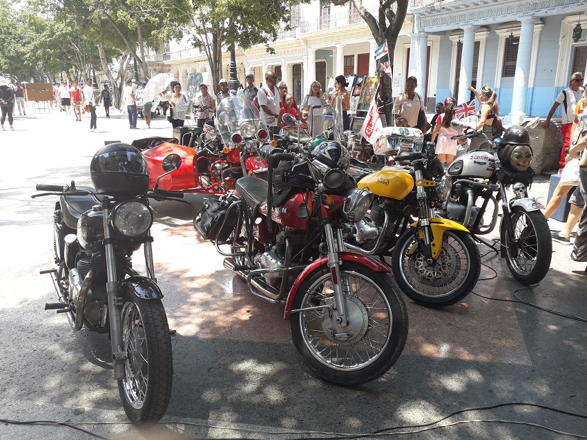 Participación de las motos Triumph y Harley Davidson