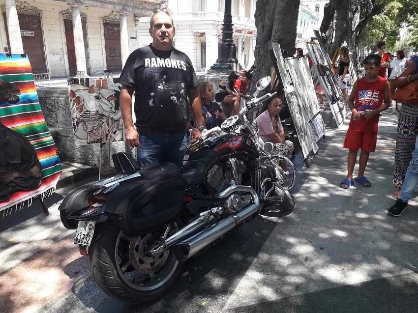 Harlistas Cubanos presentes en la bienal con sus motos