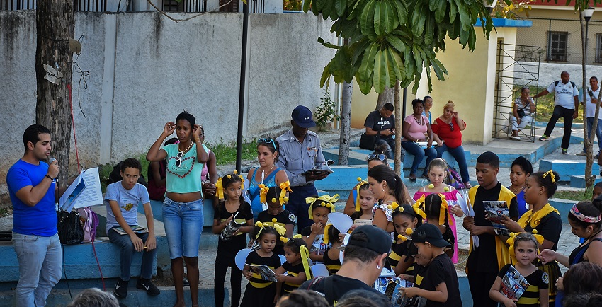 Presentación de la revista en el parqueo de Coppelia, celebando la jornada de seguridad vial