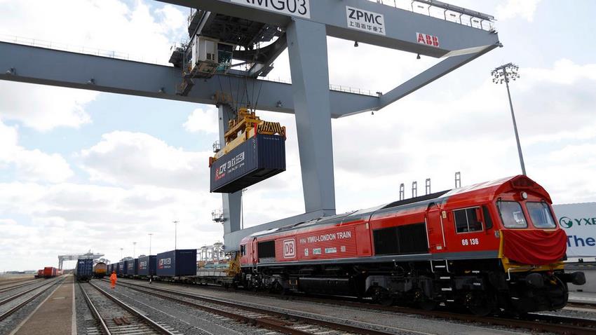 De China a Reino Unido se transportan mercancías en tren, un viaje que recorre unos 12 mil kilómetros: más rápido que el barco, más barato que el avión