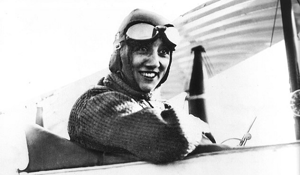 Adrienne Bolland es la primera mujer que atraviesa el Canal de la Mancha en avión