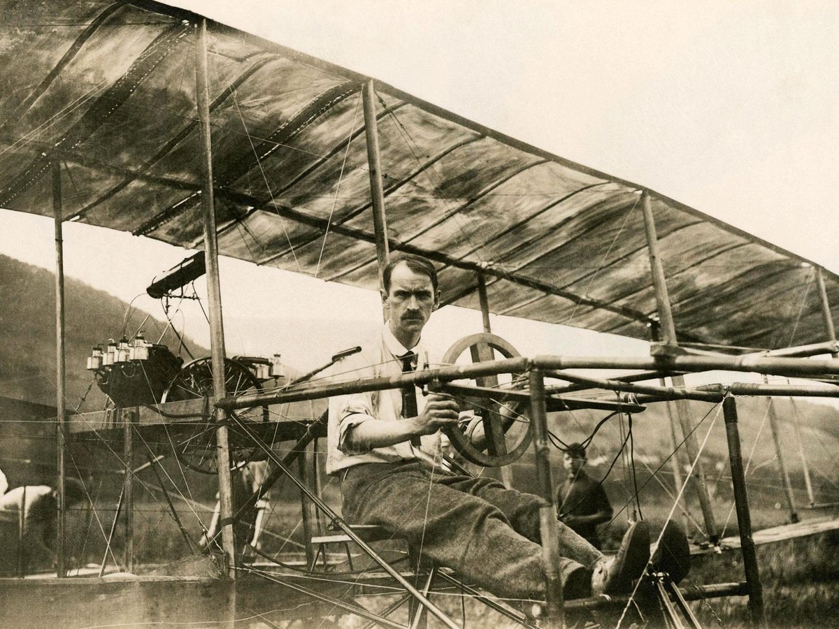 Glenn H. Curtiss vuela el primer hidroavión estadounidense exitoso. 