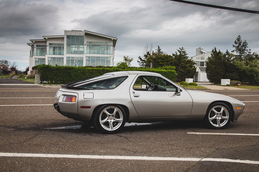 Lateral y parte trasera del Porsche 928