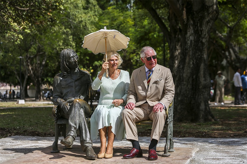 Príncipe Carlos de Inglaterra y su esposa Camila, duquesa de Cornualles junto a la estatua de Lennon