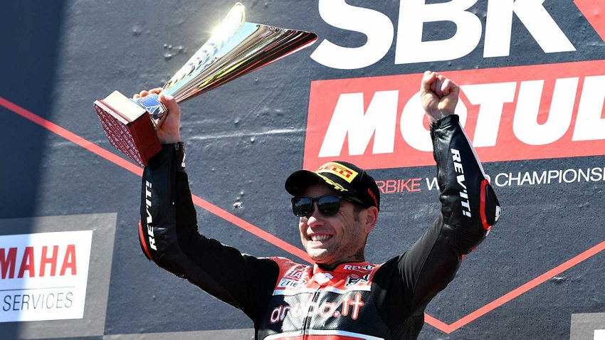 Álvaro Bautista de Ducati alzando el trofeo