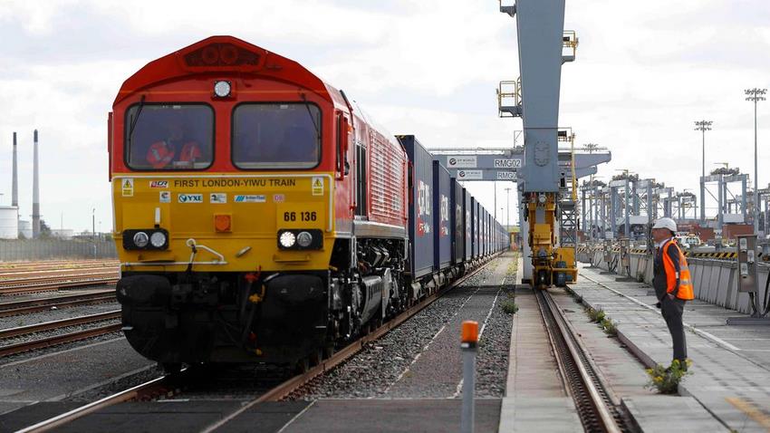 De China a Reino Unido se transportan mercancías en tren, un viaje que recorre unos 12 mil kilómetros: más rápido que el barco, más barato que el avión