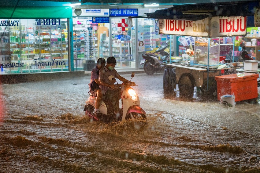 Consejos para conducir una moto bajo la lluvia de www.excelenciasdelmotor.com