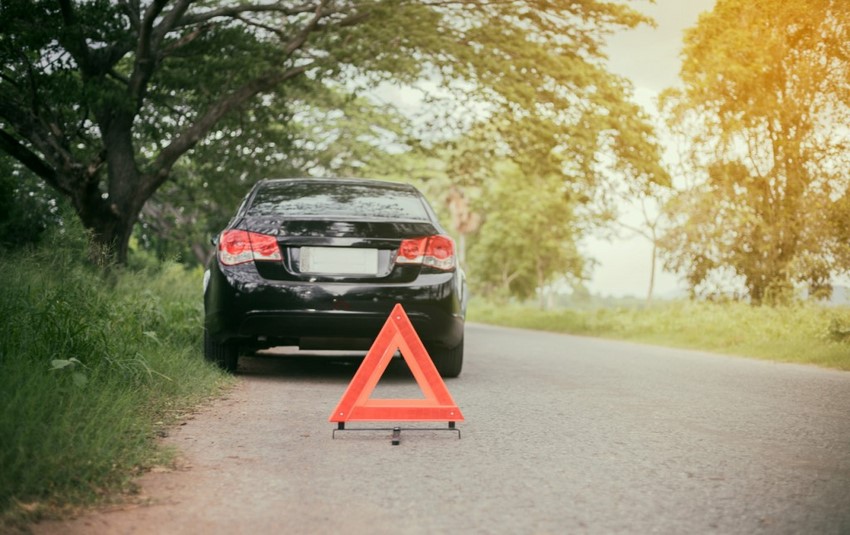 Consejos para si tu coche o moto se queda sin combustible 